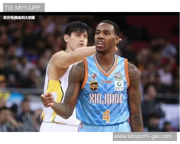 亚当斯在比赛中崴脚但表现稳定跑动无明显跛行状态良好